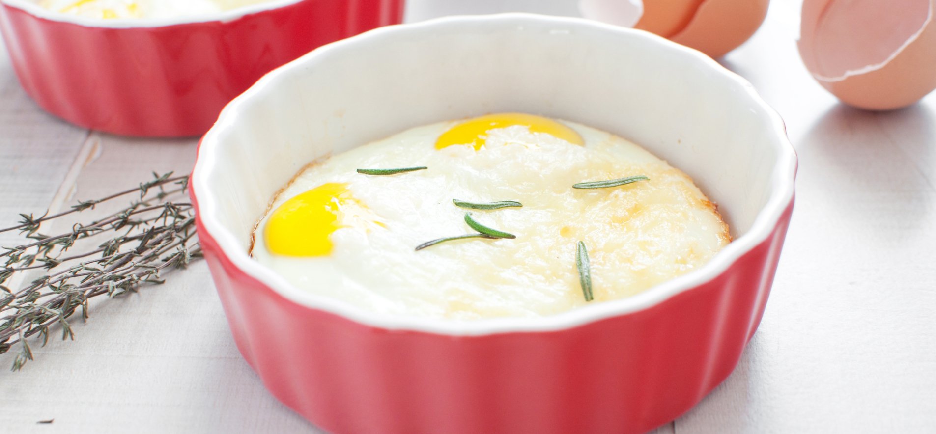 Яйца, запеченные с йогуртом в духовке