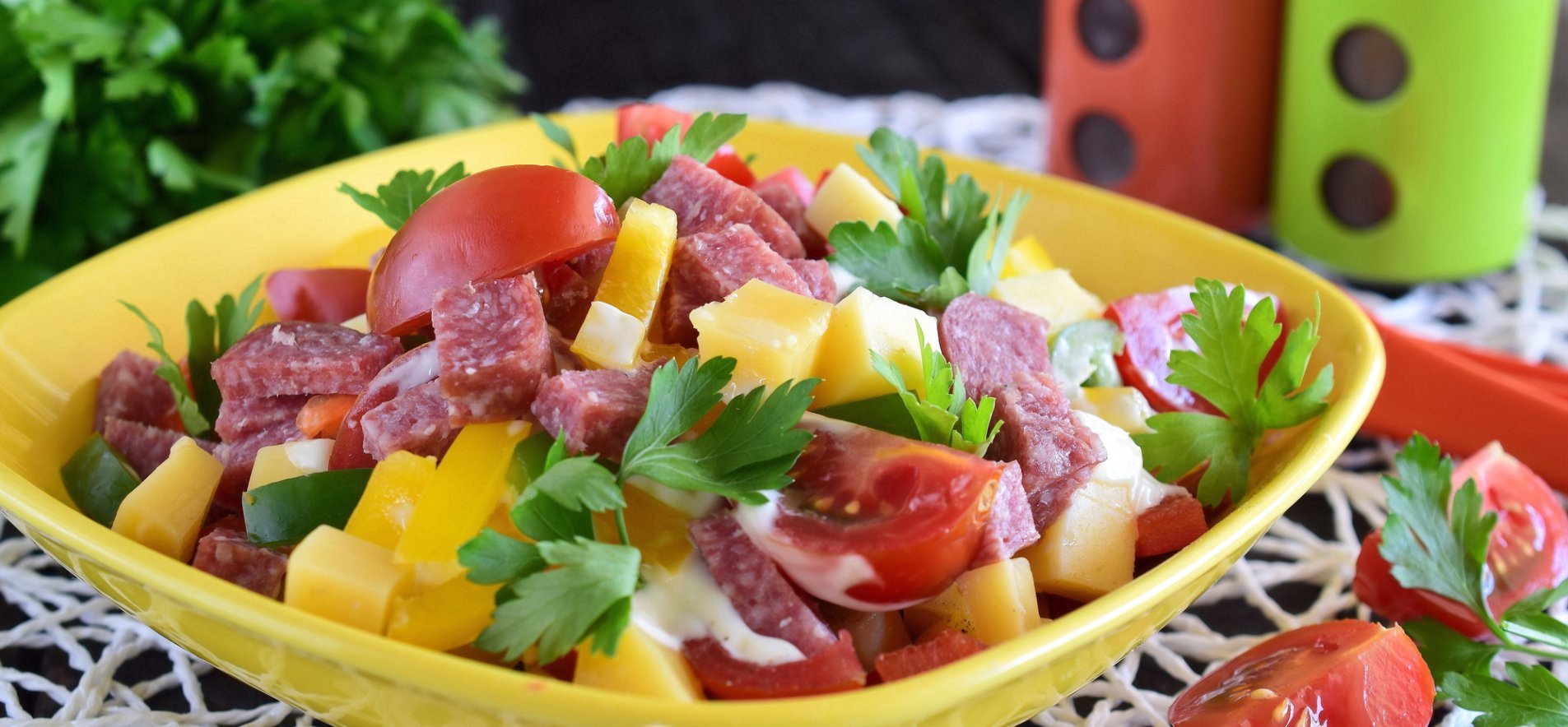 Салат «Обжорка» с колбасой — классический рецепт с фото пошагово