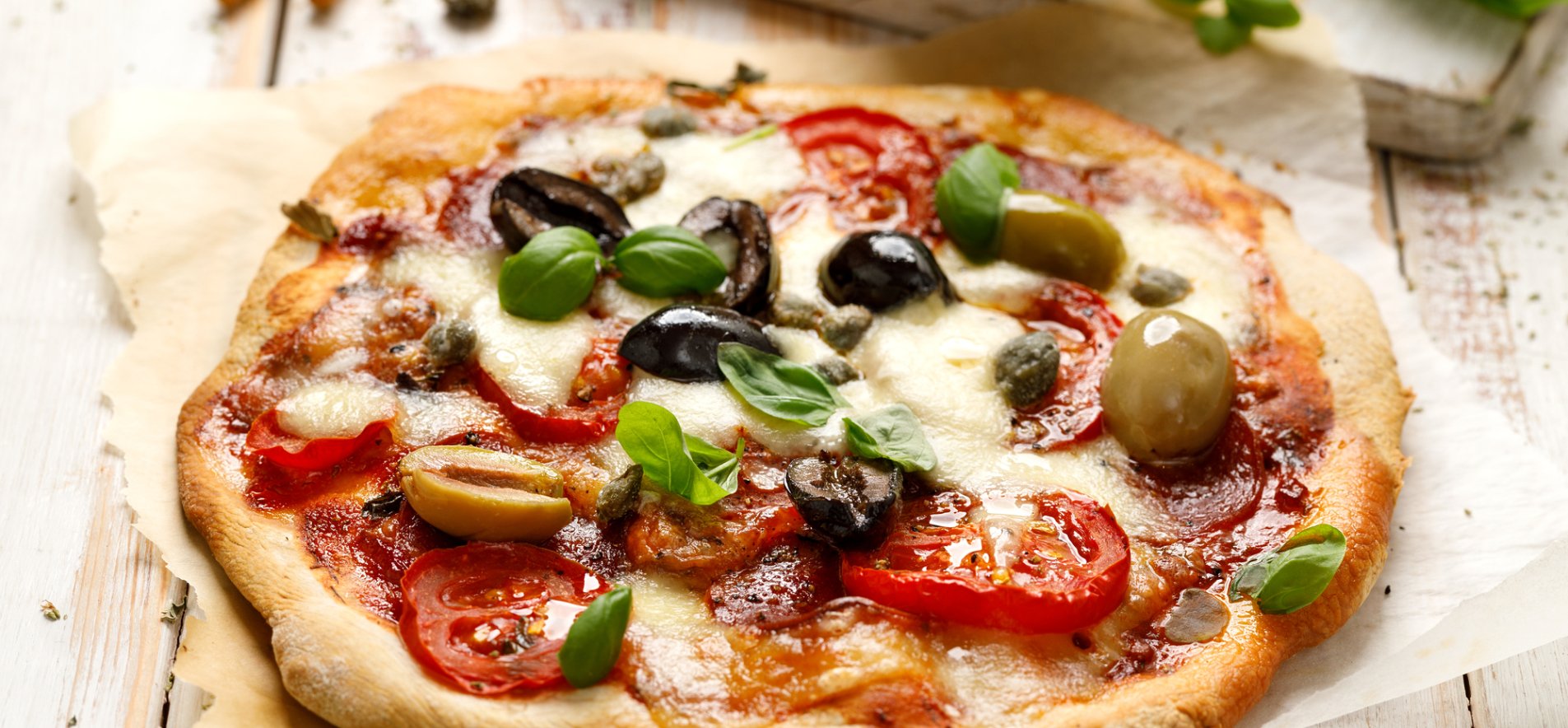 Пицца с томатами, оливками и сыром