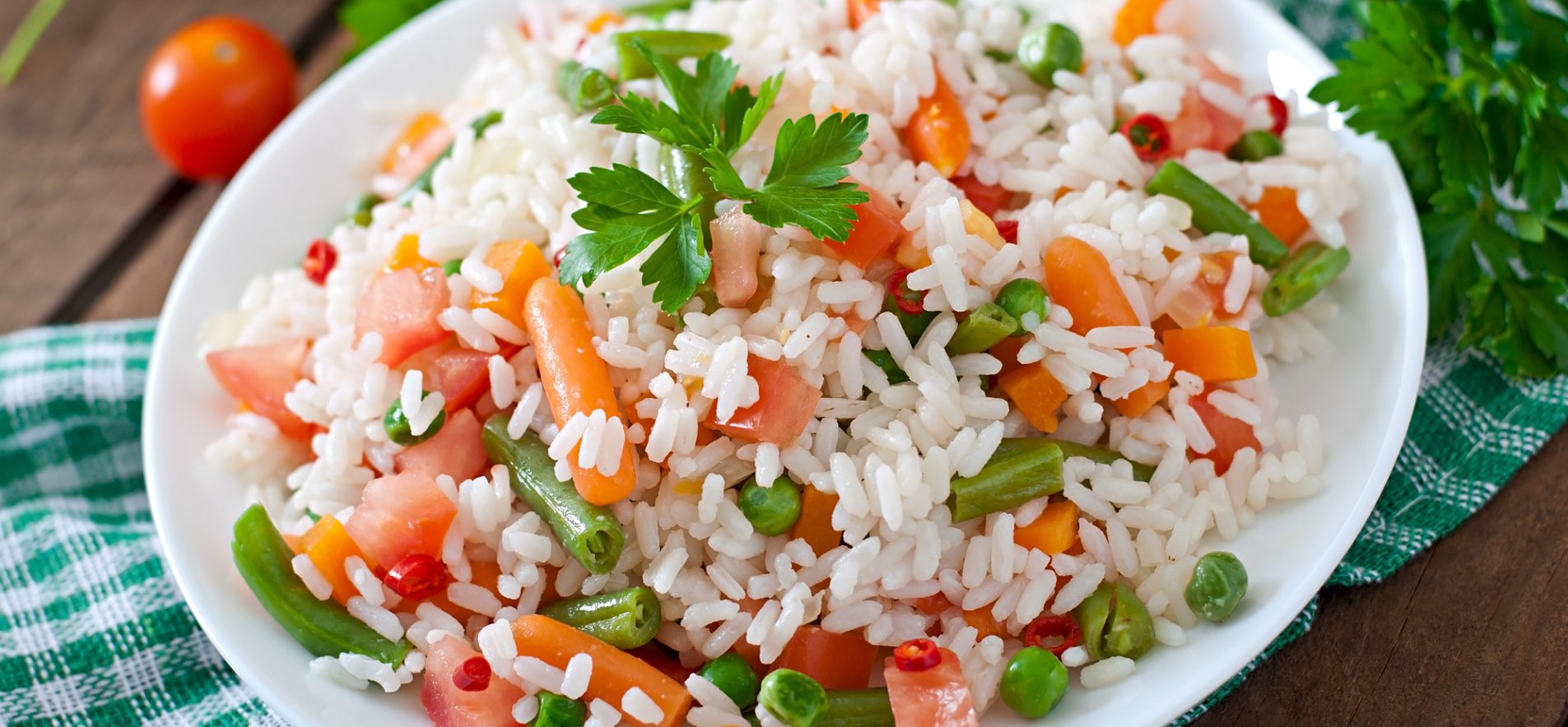 Постный салат с рисом и овощами