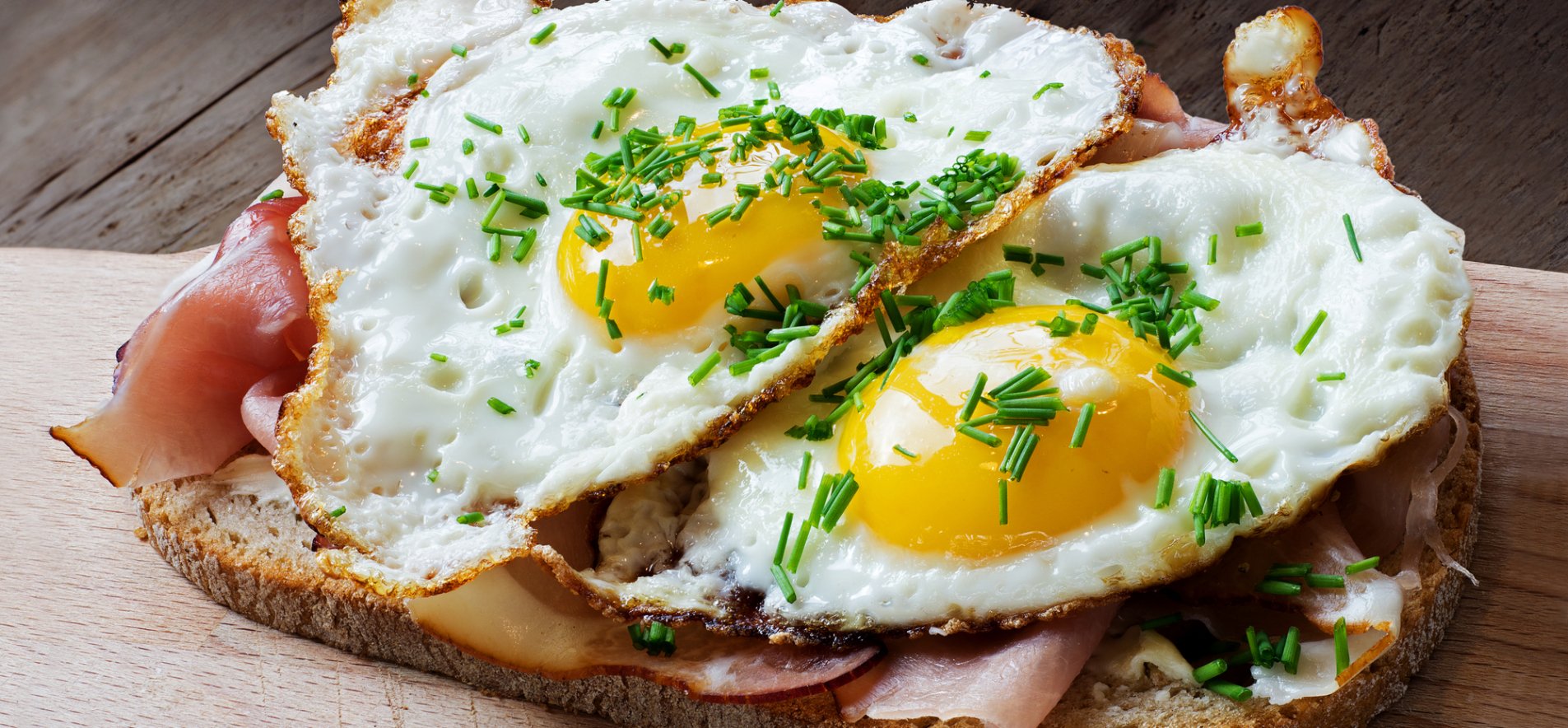 Бутерброди з яйцем і ковбасою