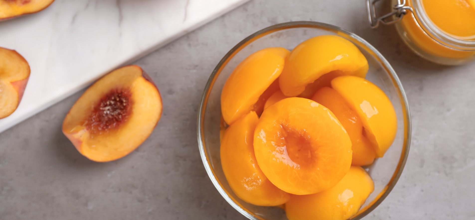 Персики в сладком сиропе