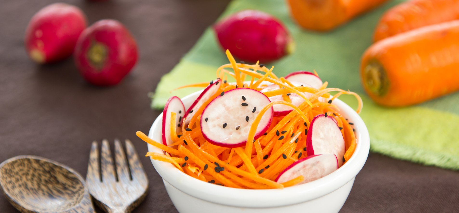 Витаминный салат с редисами и морковью