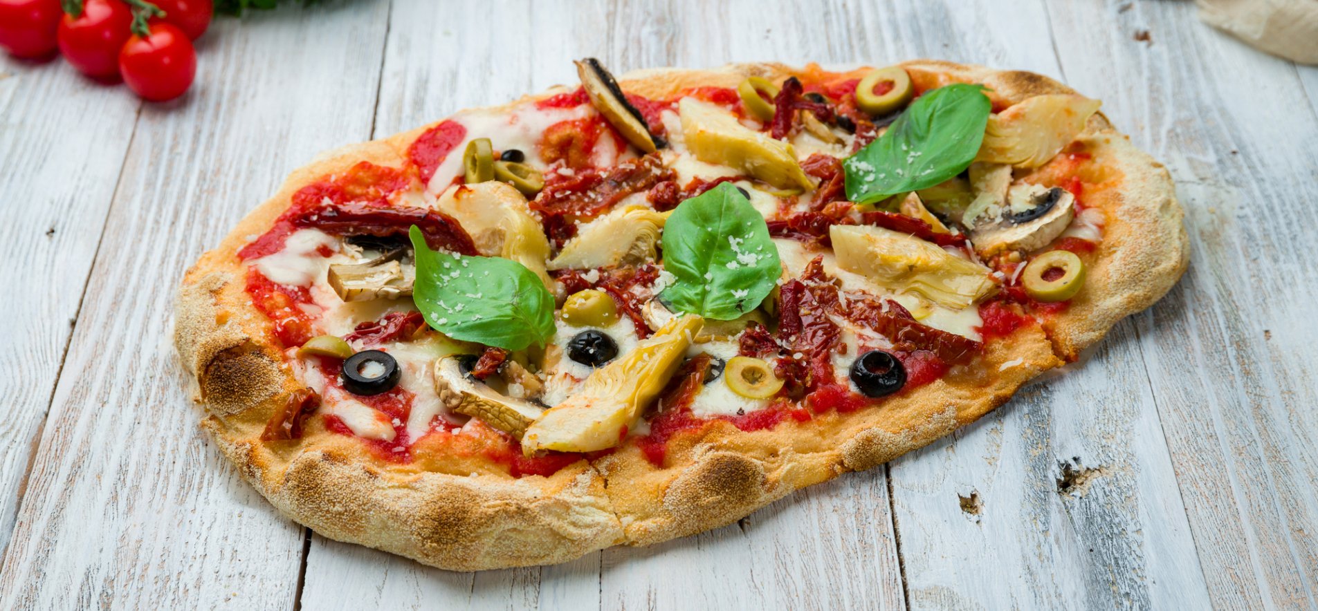 Вегетарианская пицца с перцем, оливками и двойным сыром