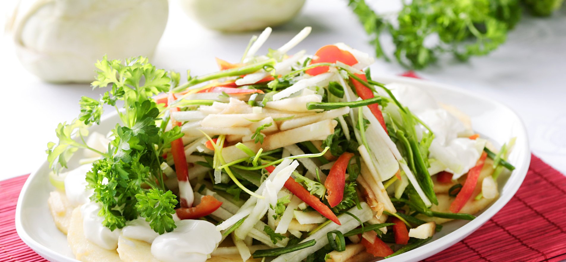 Салат с кольрабами и овощами