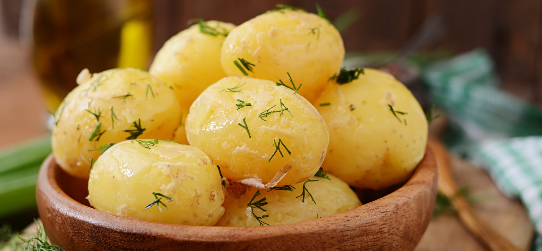 Варена картопля з зеленню