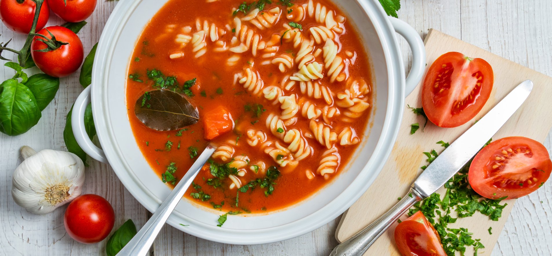 Приготовление томатного супа с макаронами