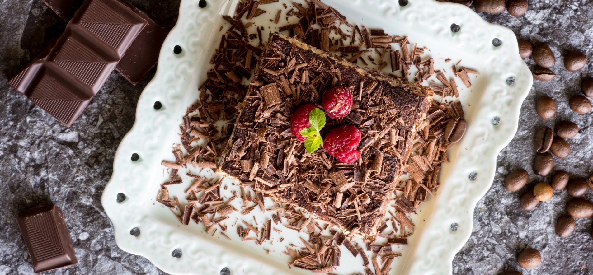 Способ приготовления простого шоколадного торта на кефире со сметанным кремом