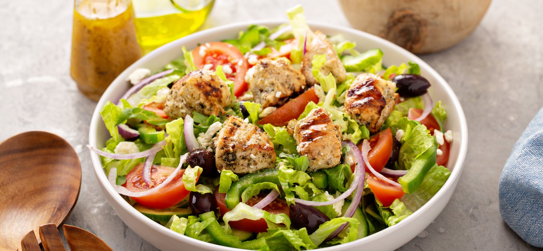 Греческий салат с сувлаки