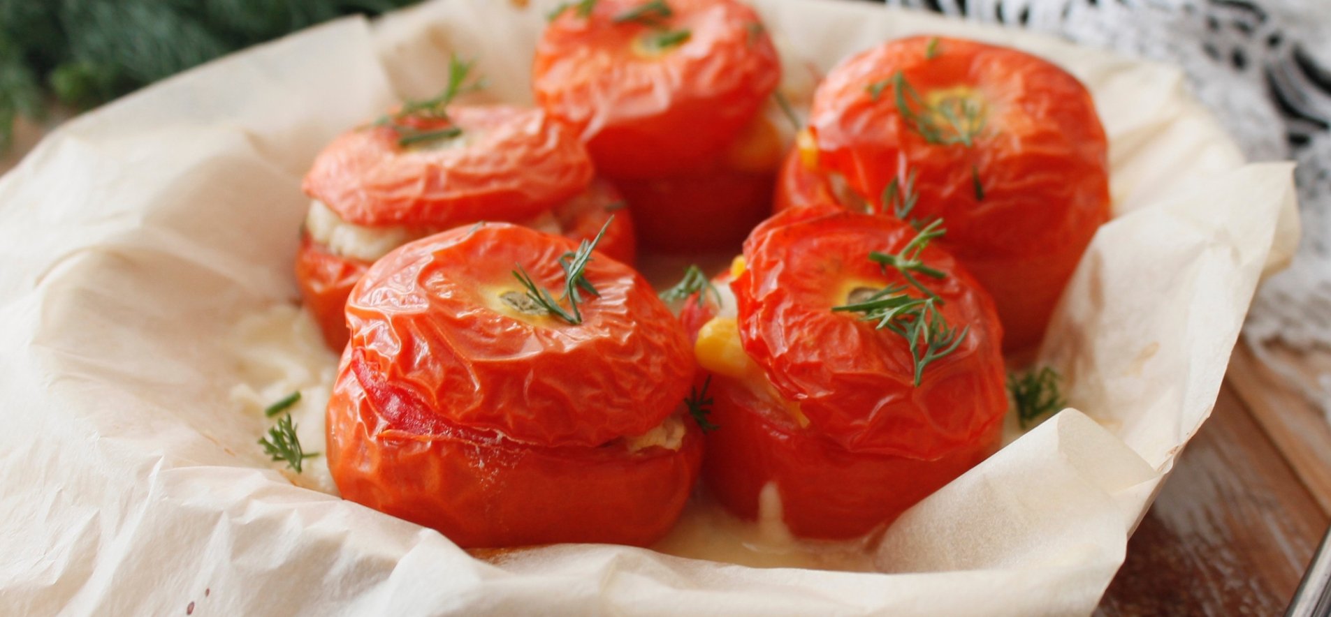 Чтобы приготовить фаршированные помидоры в духовке, нужны: