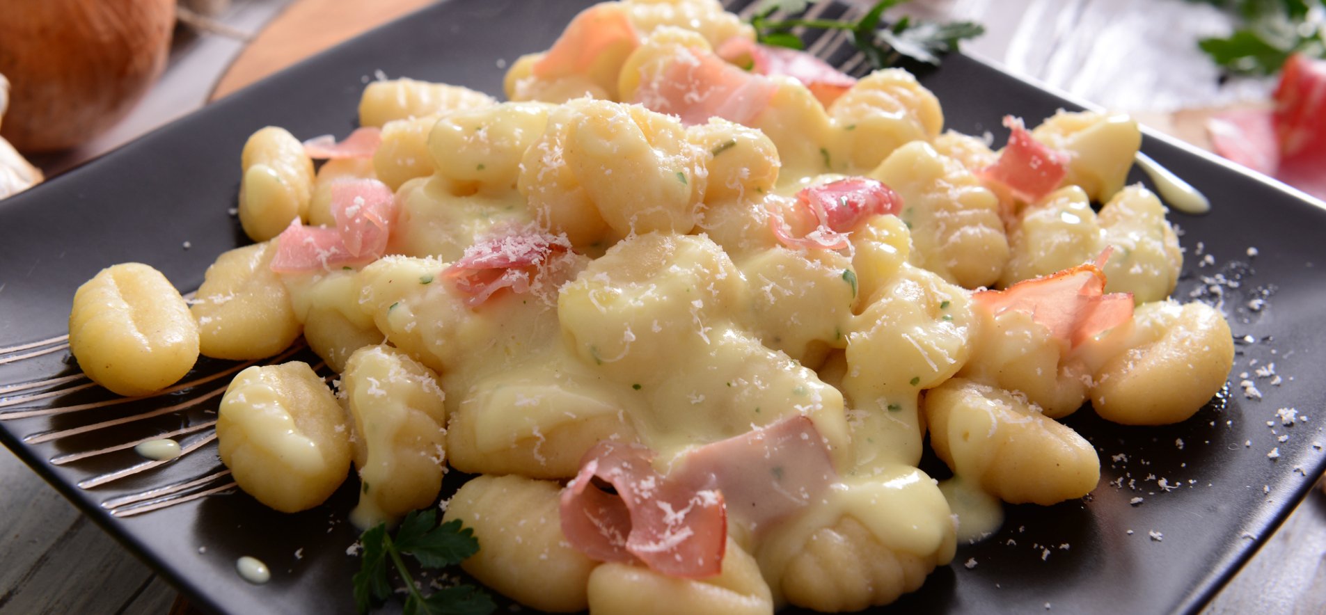 Смачна вечеря за 20 хвилин — картопляні ньокі у вершковому соусі з копченою грудинкою 
