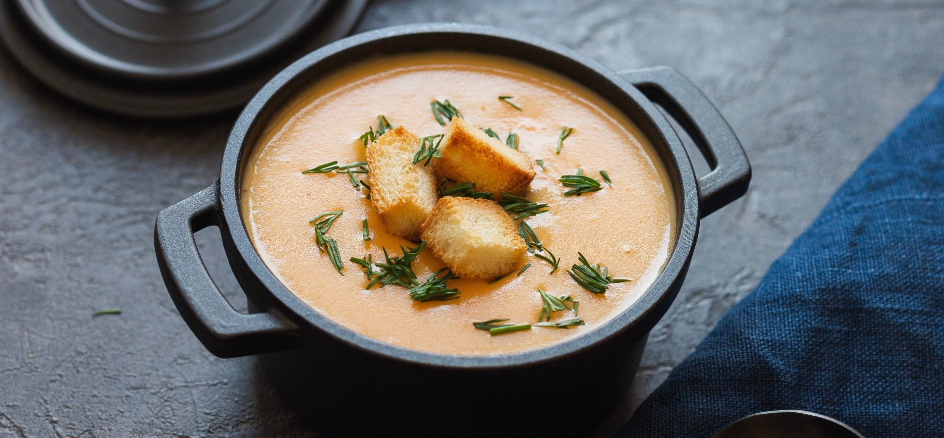 Картофельный крем-суп в черной кастрюле