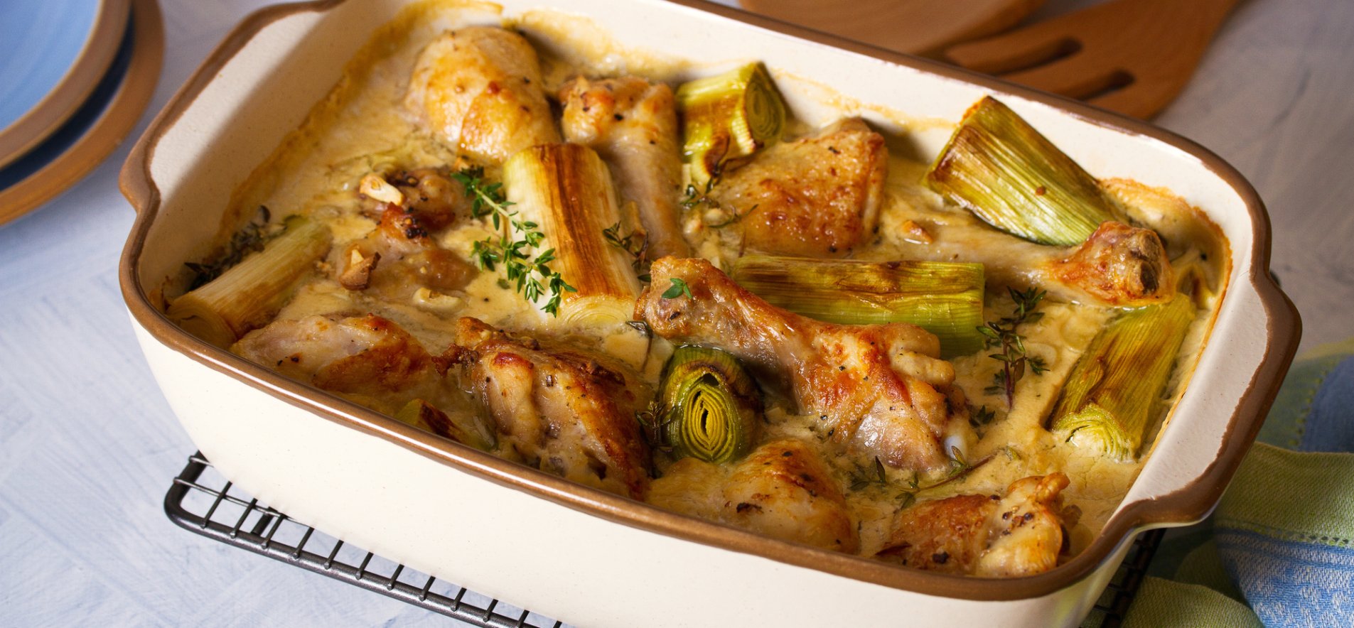 Запеченная курица с картошкой под сметанно-чесночным соусом – пошаговый рецепт приготовления с фото