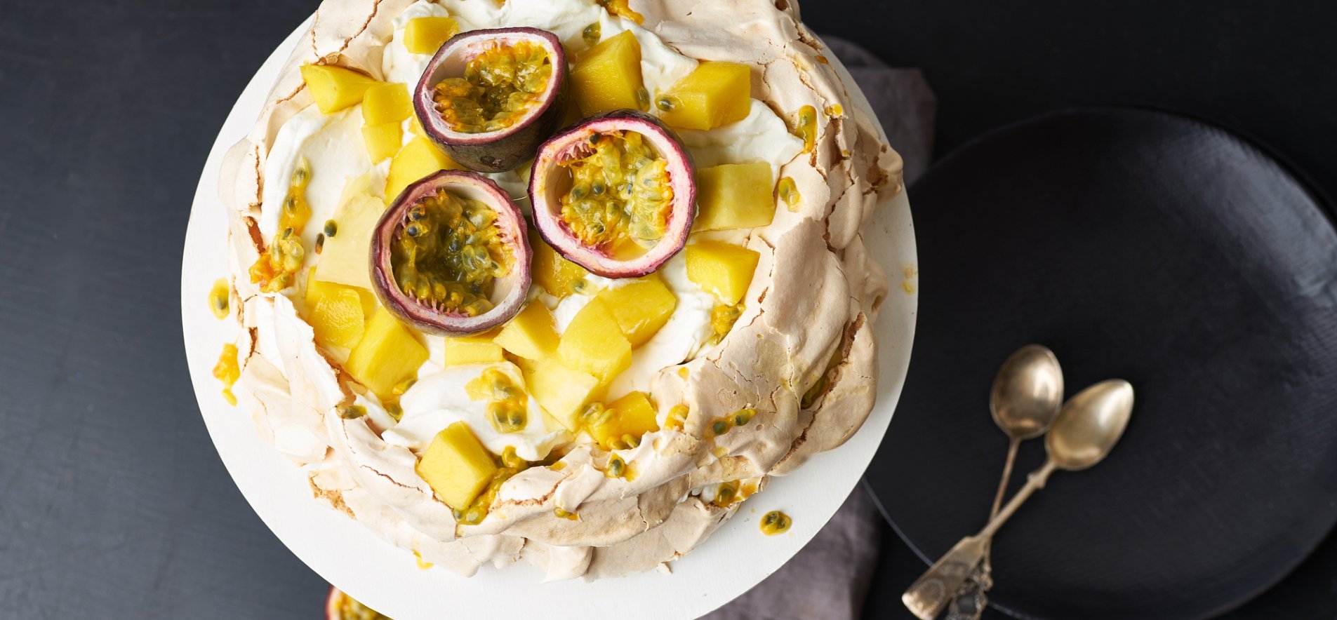 десерт Павлова с маракуей и ананасом