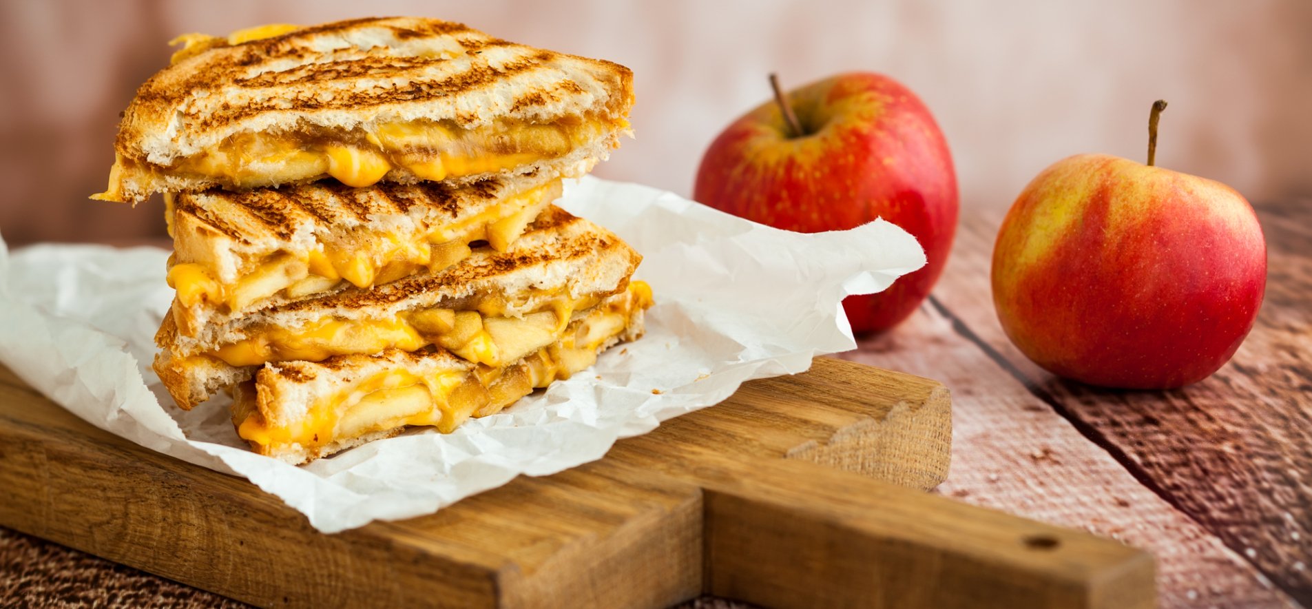 Сэндвич на гриле с сыром и яблоками