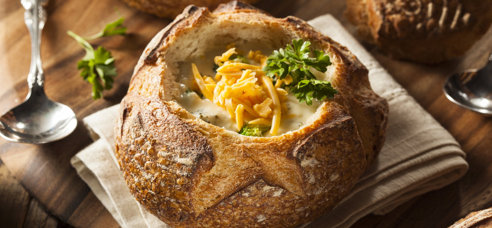Сырный суп из брокколи и беконоа в хлебе