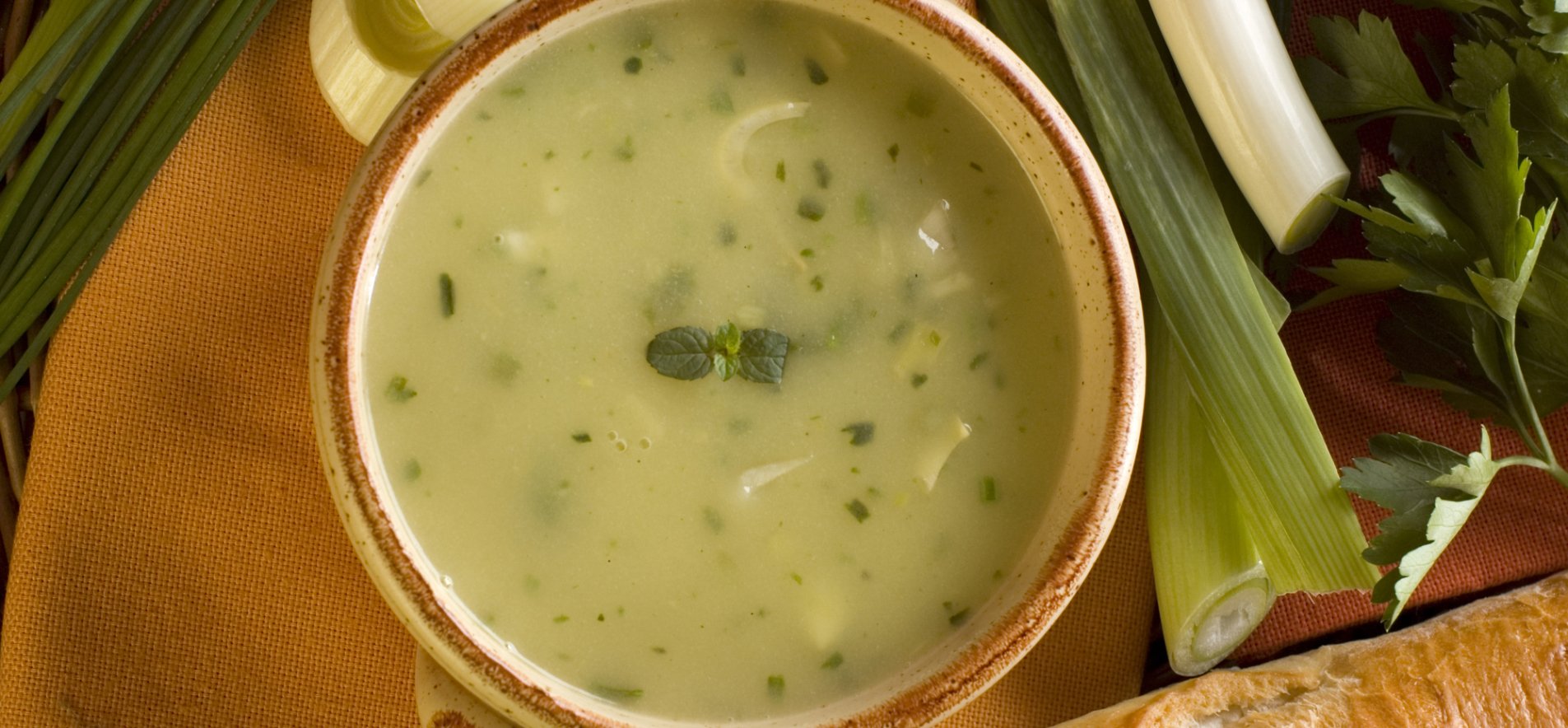 Весняний цибулевий суп з черемшею