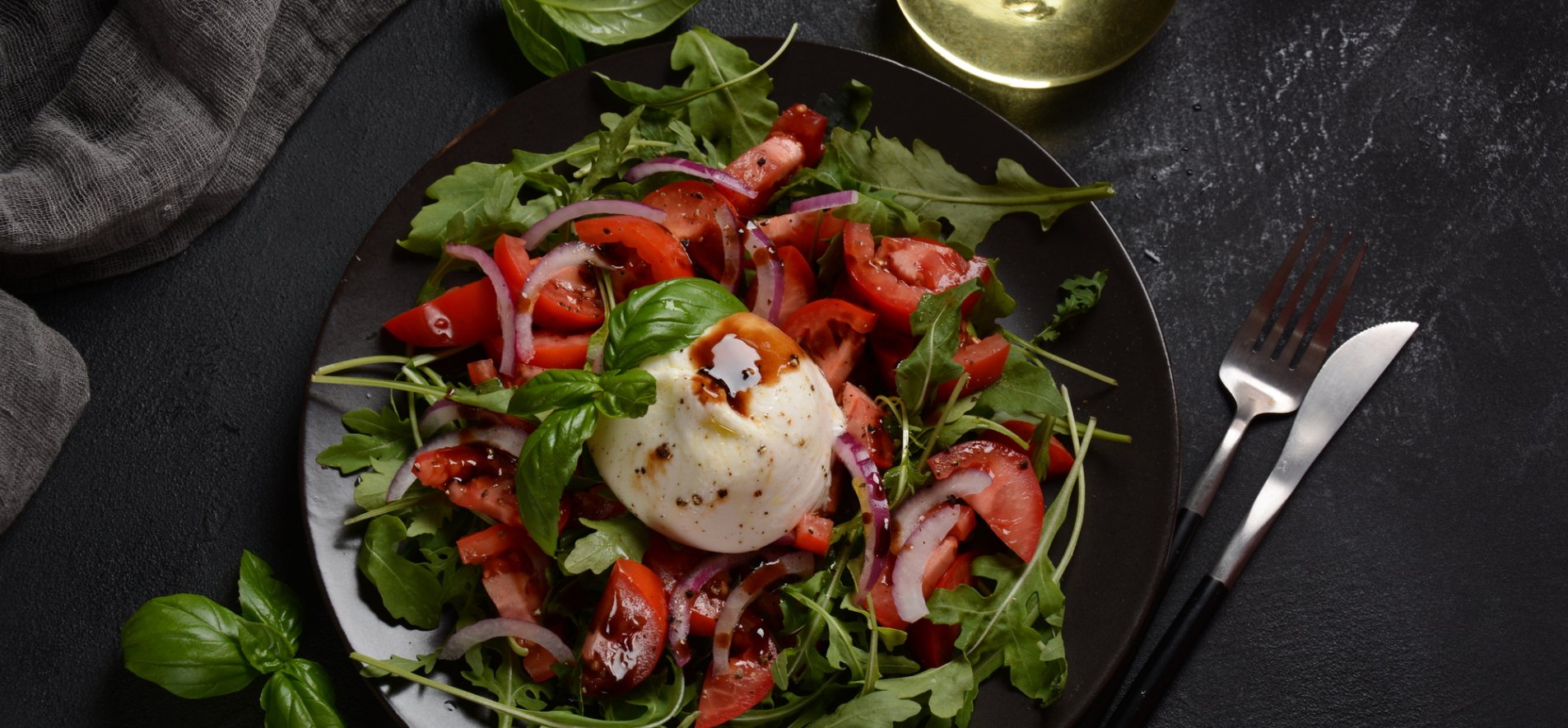 Салат с помидорами и бурратой: рецепт