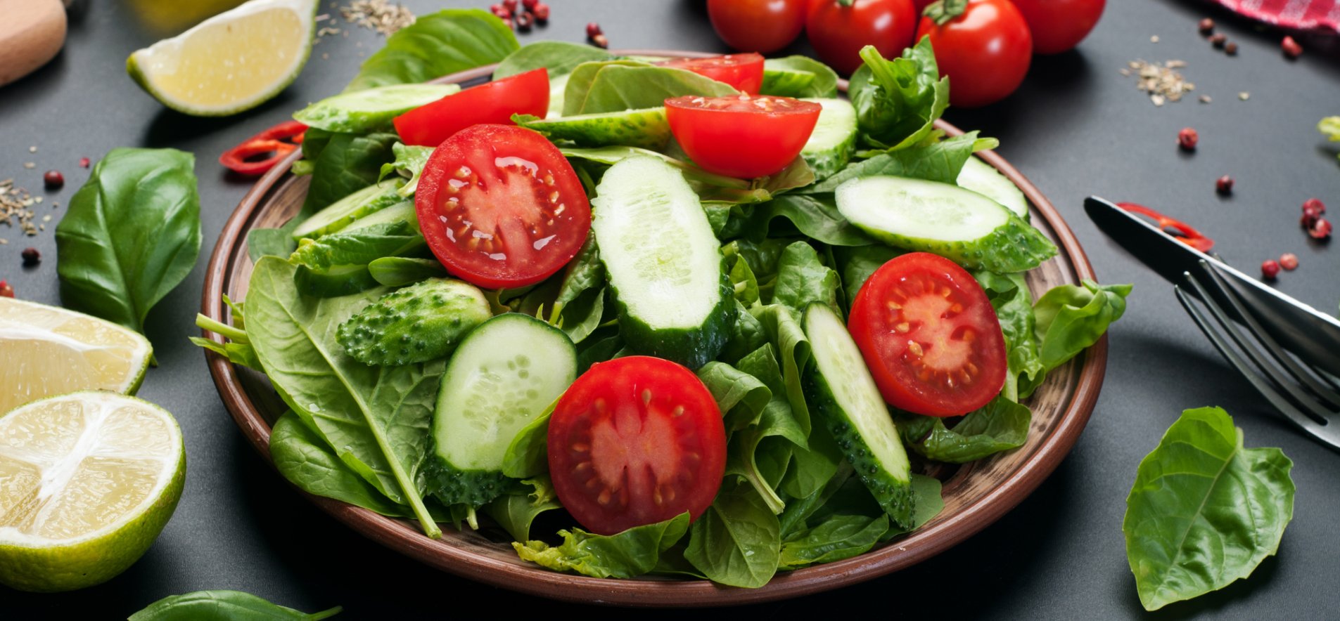 Зеленый салат со шпинатом и томатами