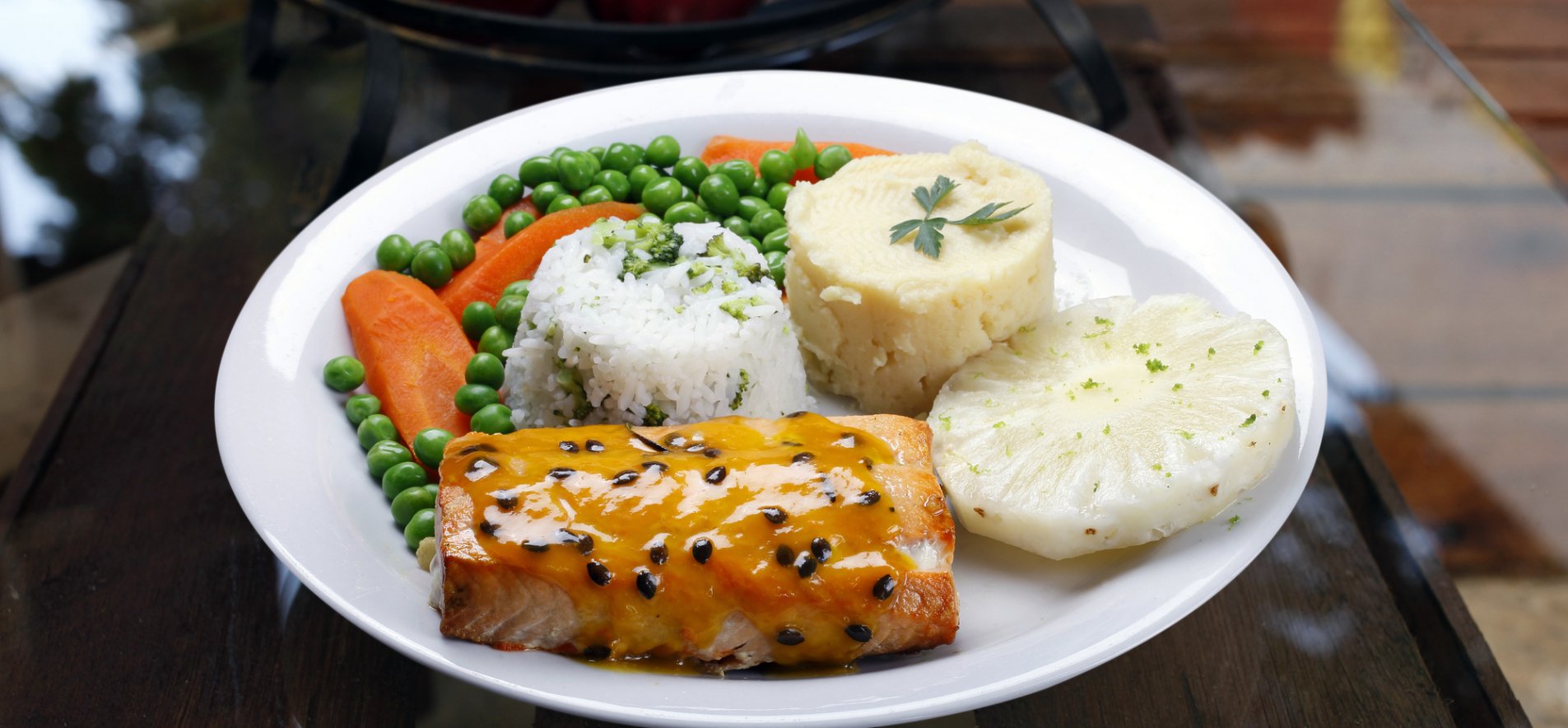 Рыба с овощами и рисом