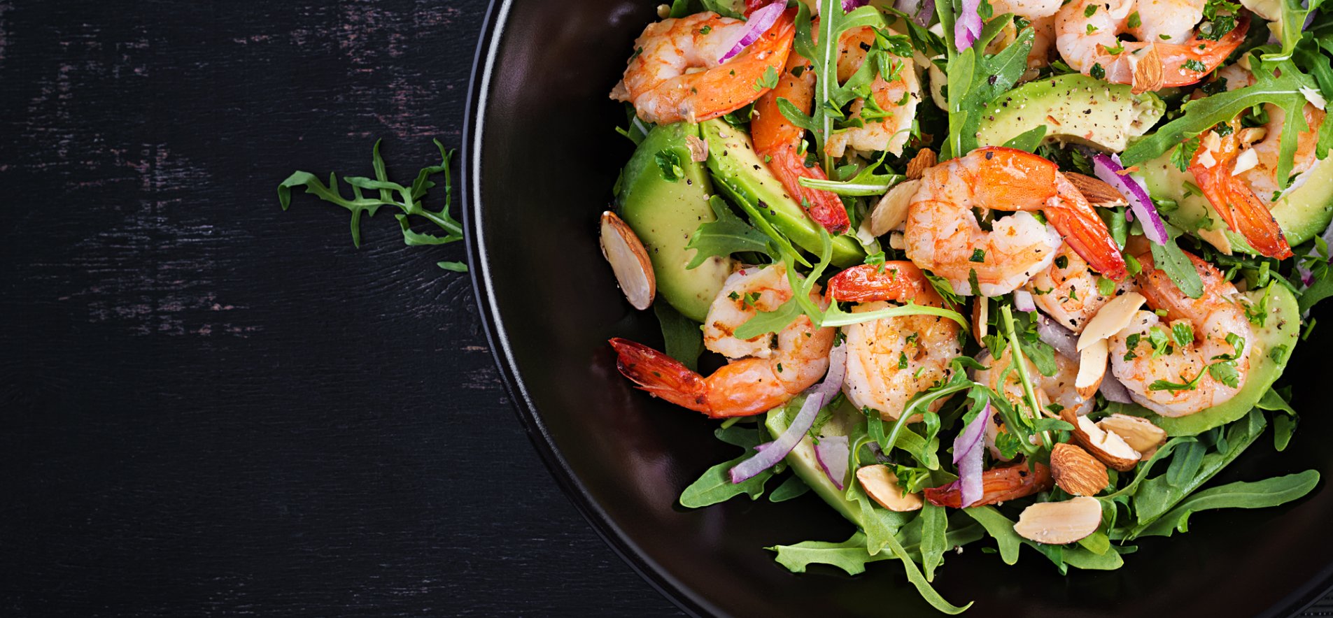 Теплый салат с авокадо и креветками — рецепт с фото пошагово