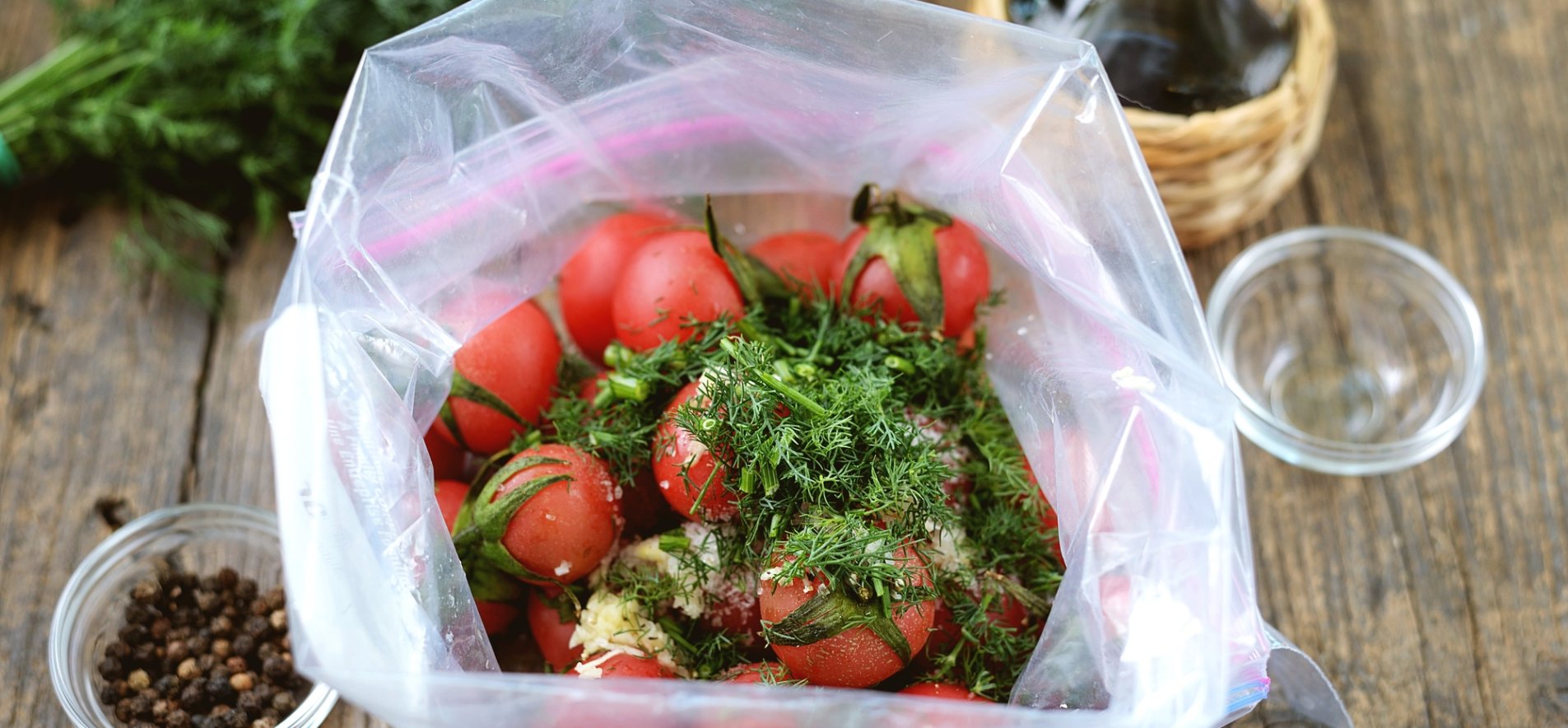 Малосольні томати з зеленню і часником