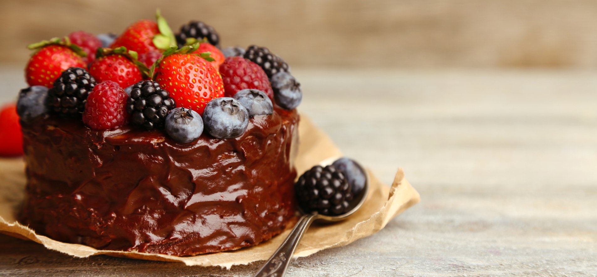 Шоколадный торт с ягодами без муки