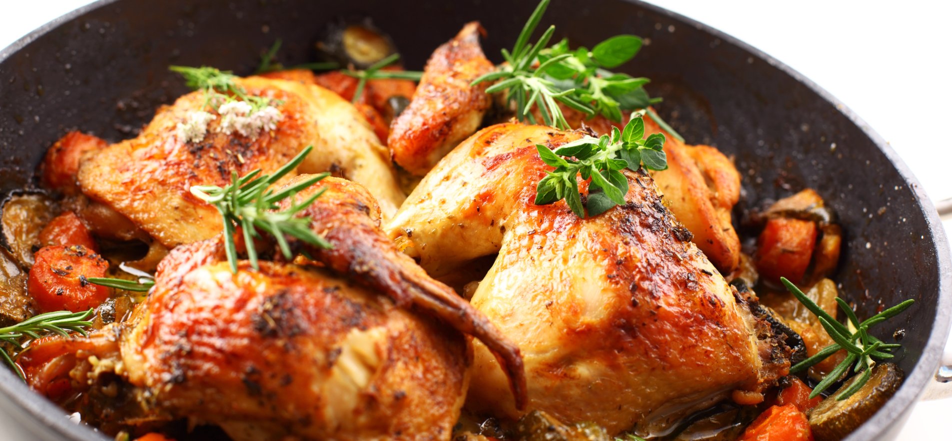 Курица на сковороде сочная и мягкая. Горячие блюда. Курица с овощами. Вкусные блюда из курицы. Блюда из жареной курицы.