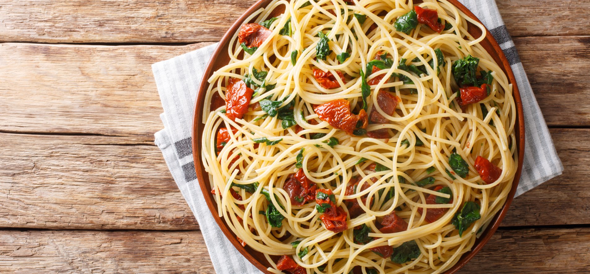 Спагетти с вялеными томатами и пармезаном
