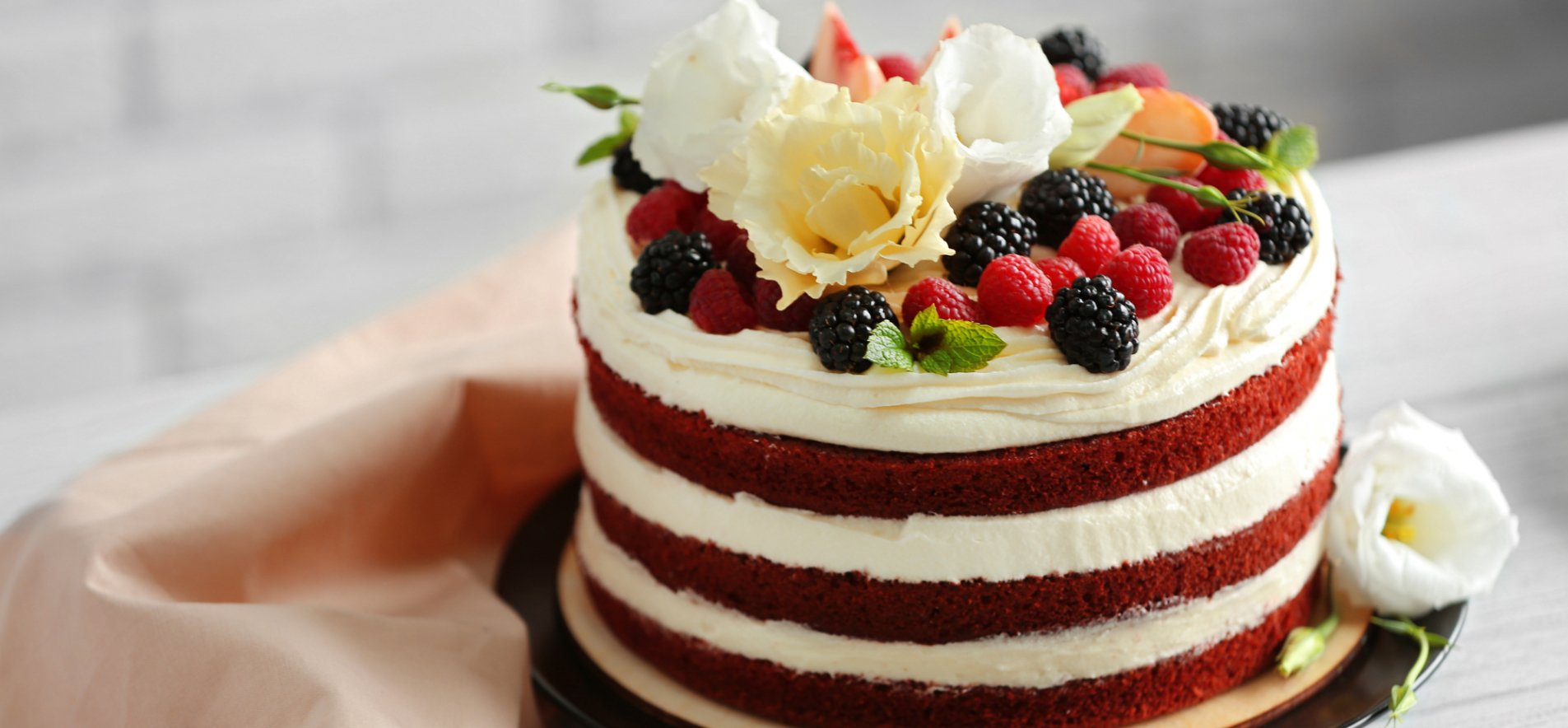 Бисквитный торт со свежими ягодами
