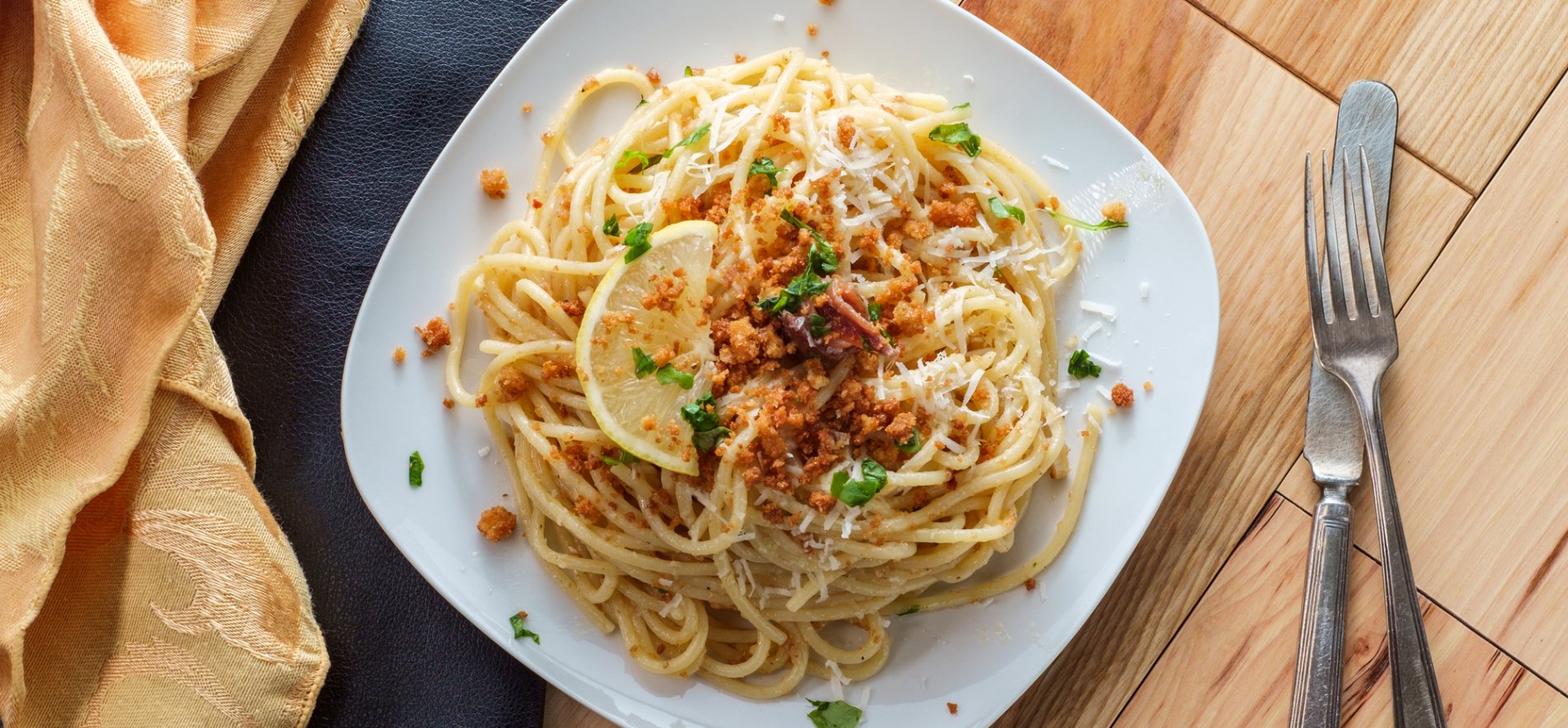 Спагеті з сирним соусом і сухариками