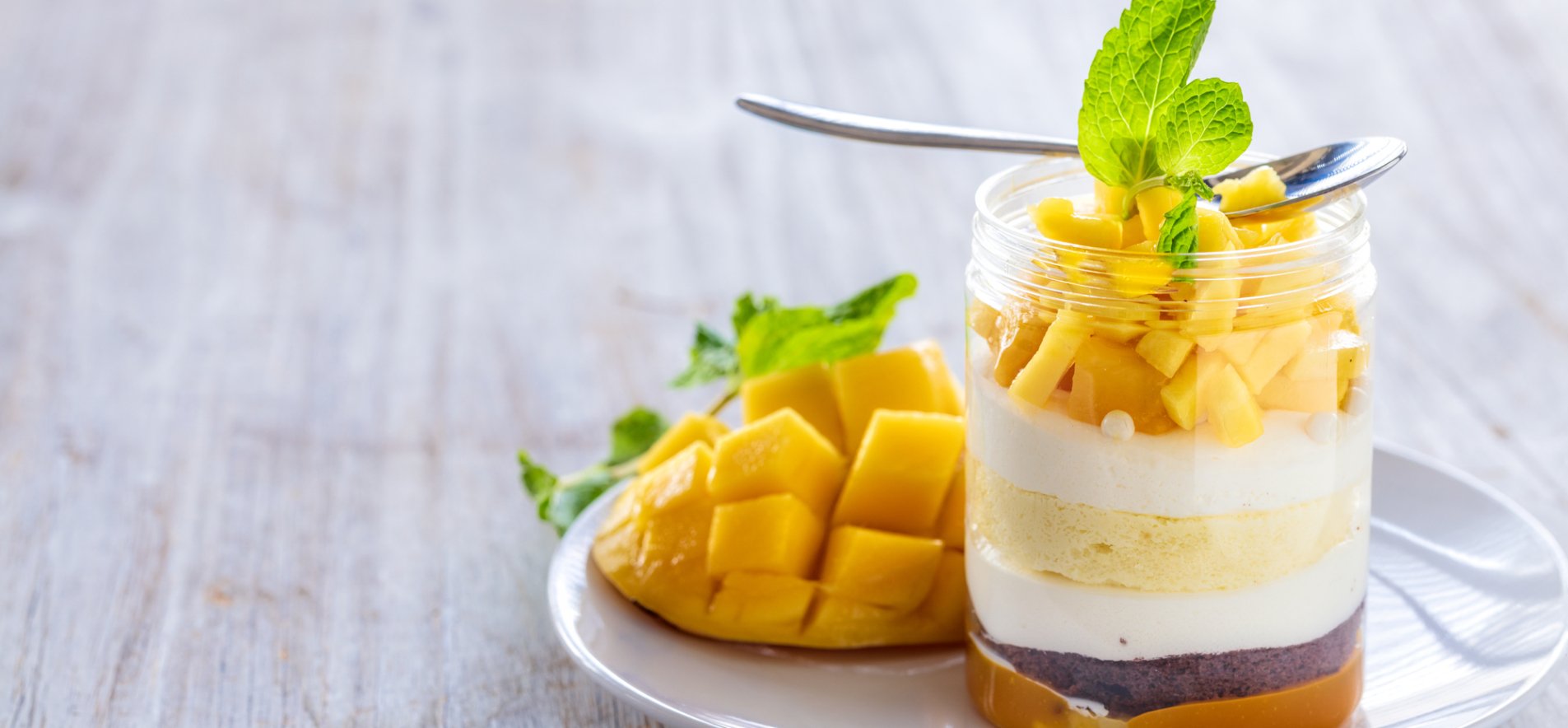 Десерт з манго і йогуртом