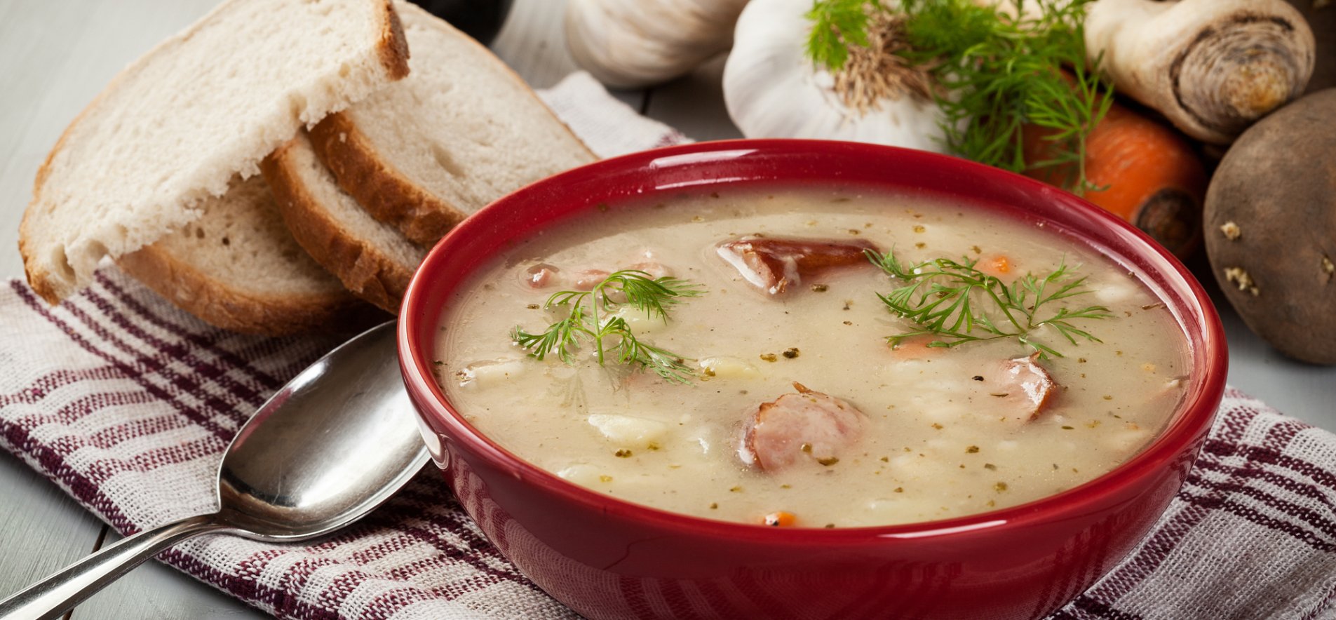 Суп с копченой колбасой, картофелем и гренками: рецепт