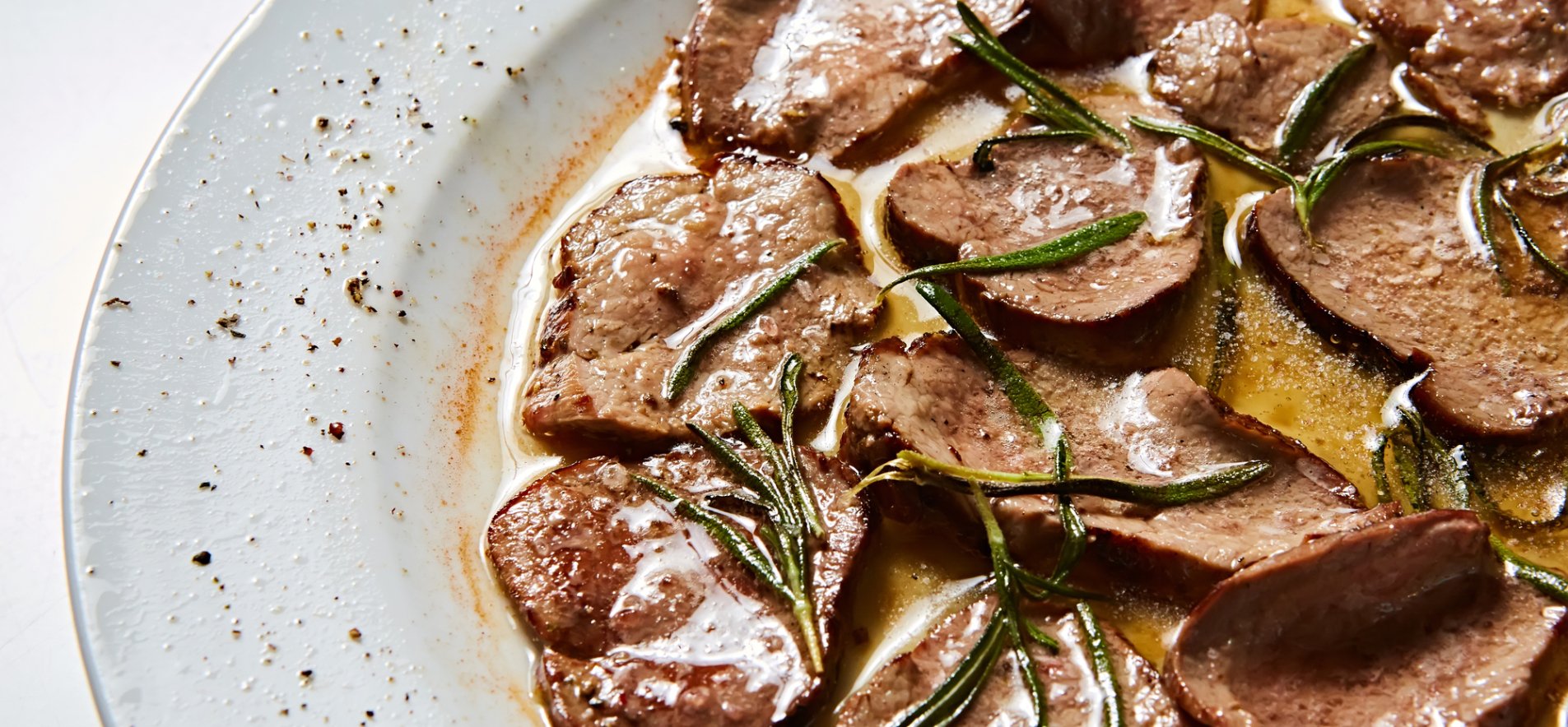 Язык в сливочном соусе с грибами – кулинарный рецепт