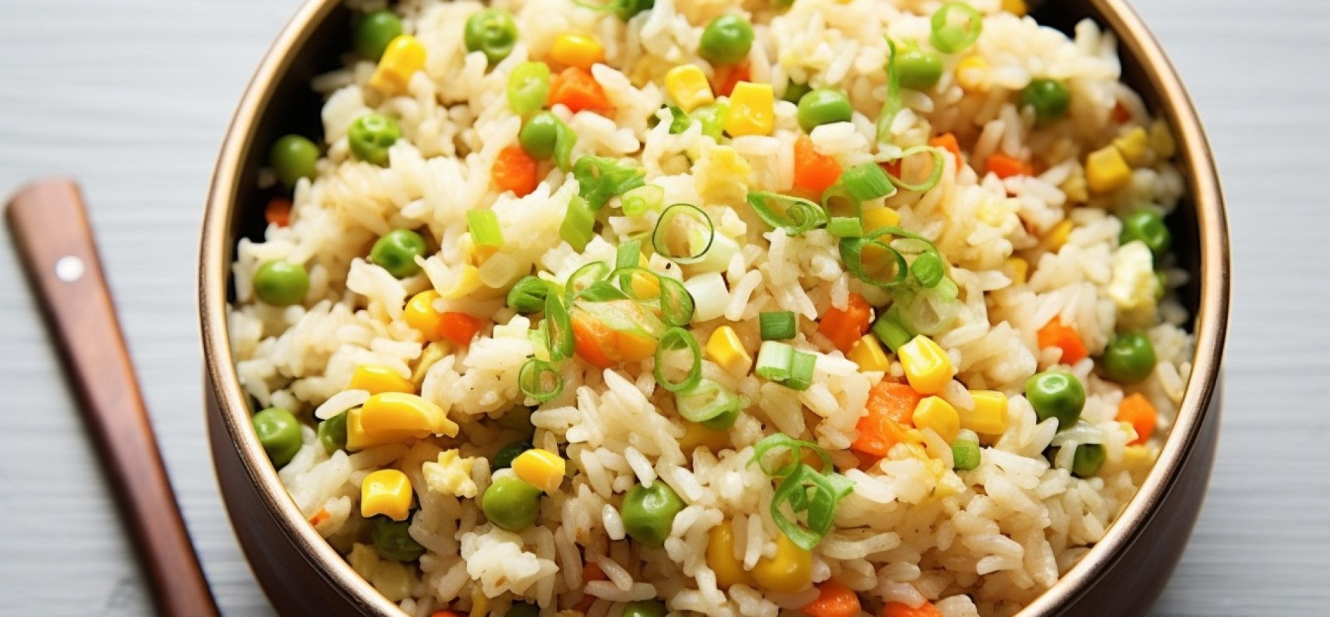 Летний рис с зеленым горошком и кукурузой