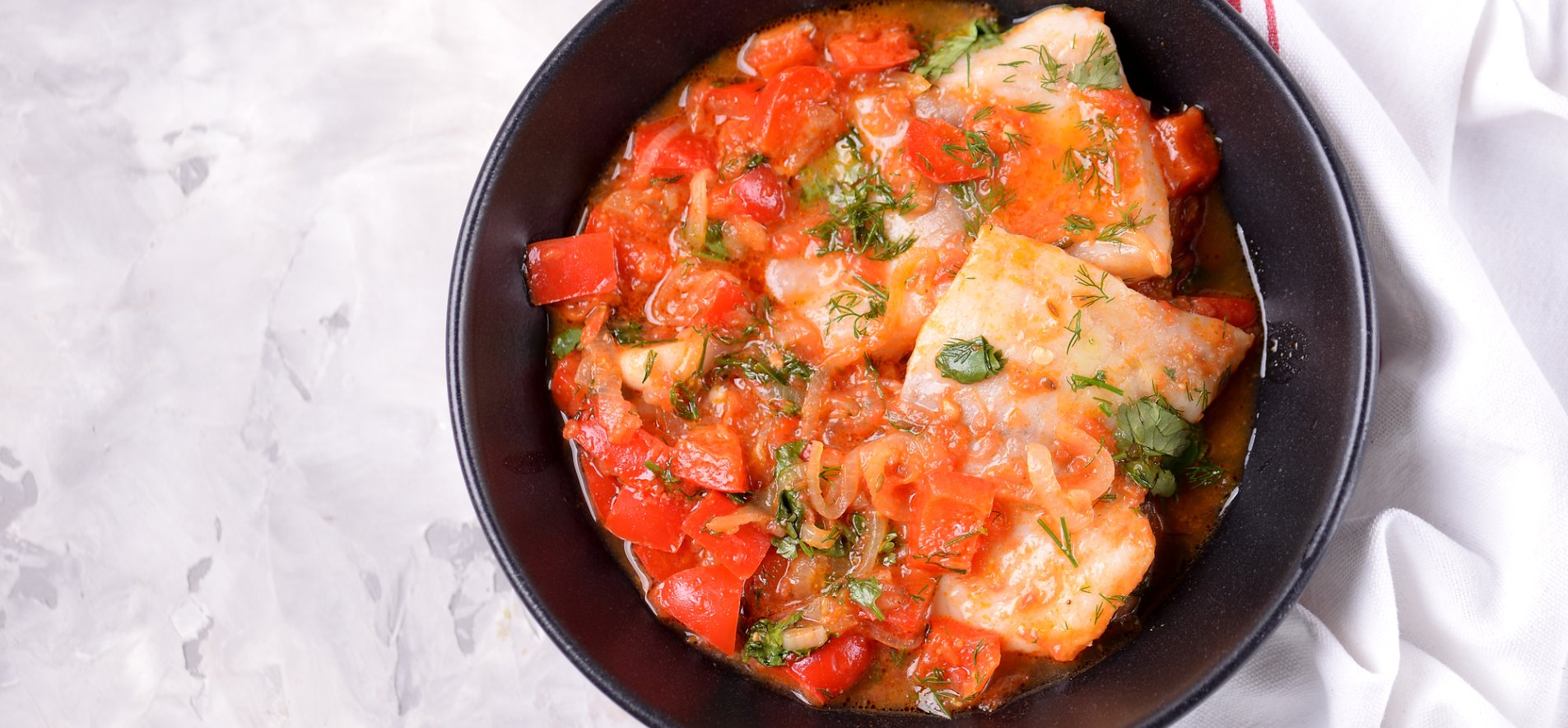 Минтай с томатами на сковороде. Тушеная рыба с томатами по-сицилийски. Тушеная рыба с помидорами. Рыба тушеная в томате с овощами. Треска с овощами на сковороде.