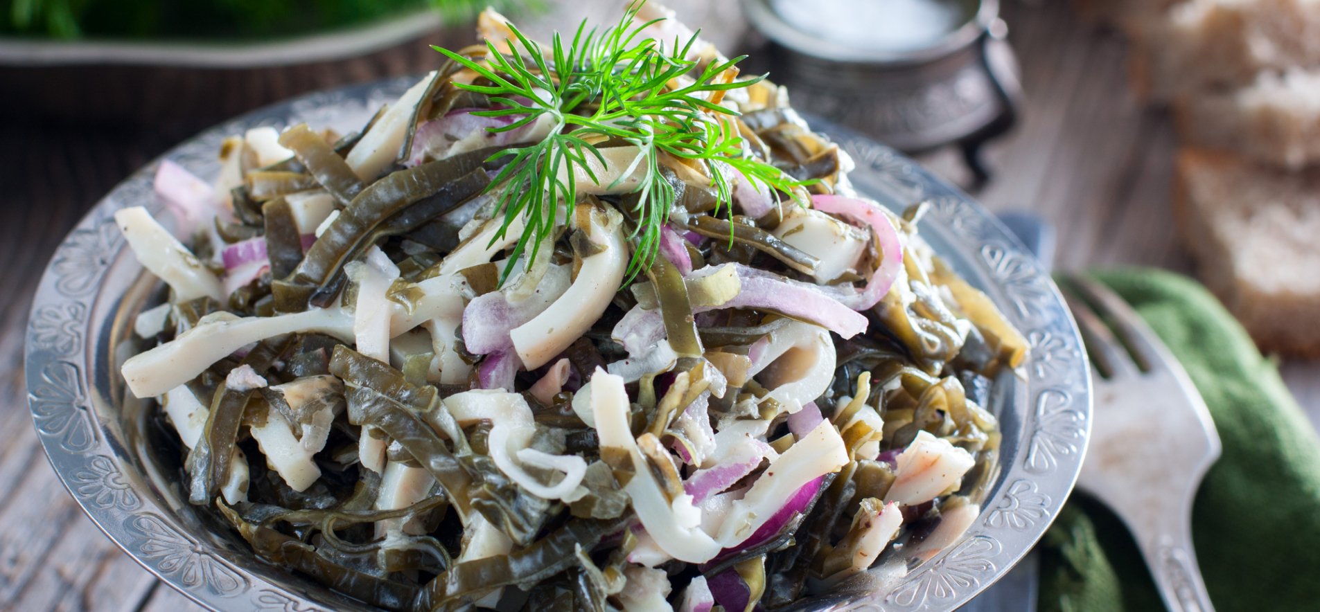 Не только «Оливье»: салат с морской капустой и кальмарами на Новый год