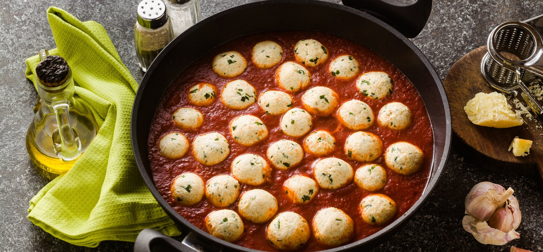 Сирні кульки в томатному соусі: рецепт