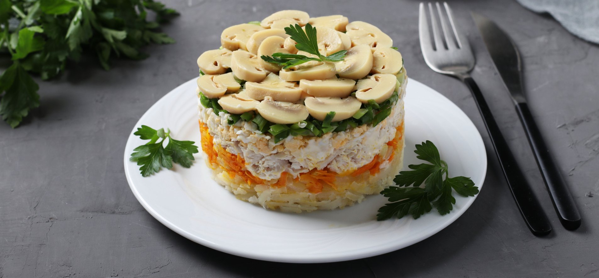 Святковий салат з куркою і грибами
