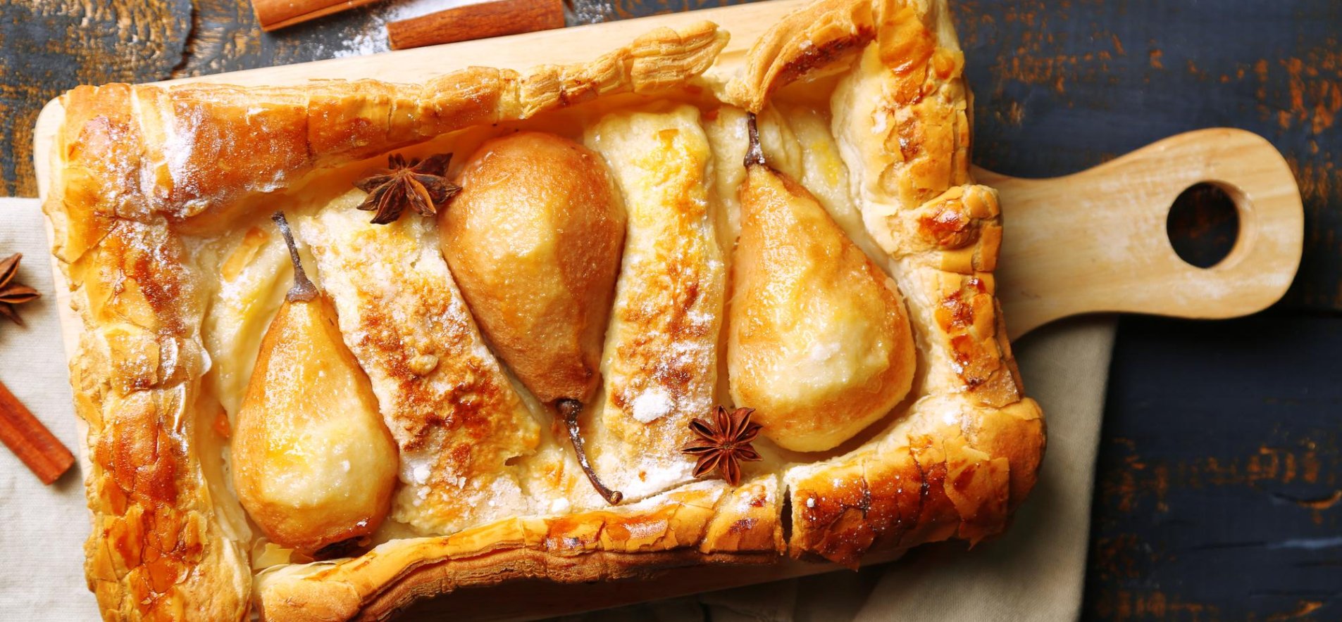 Пирог с грушами и камамбером из слоеного теста