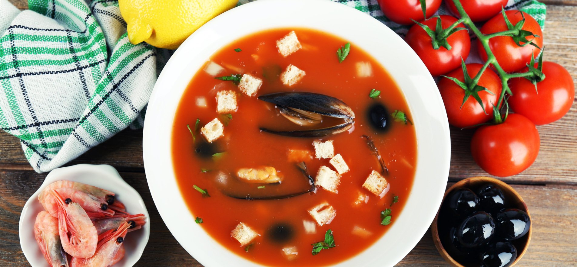Томатний суп з мідіями і грінками