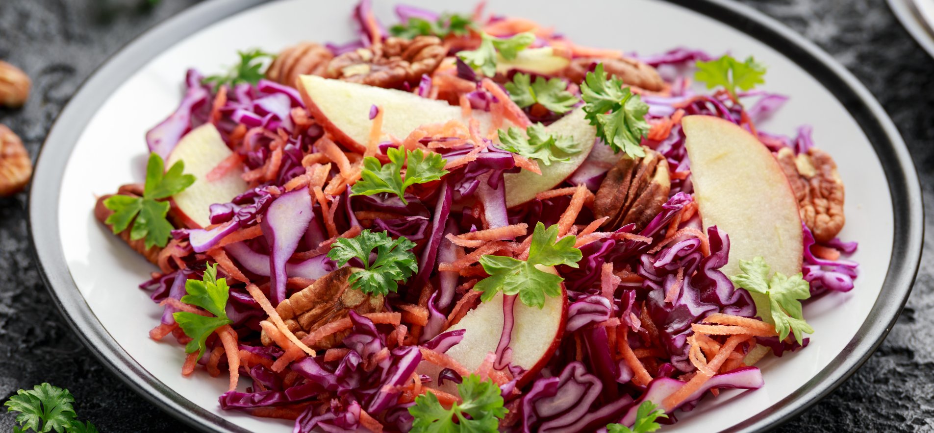 Вкусный салат из красной капусты — 8+ лучших рецептов с фото