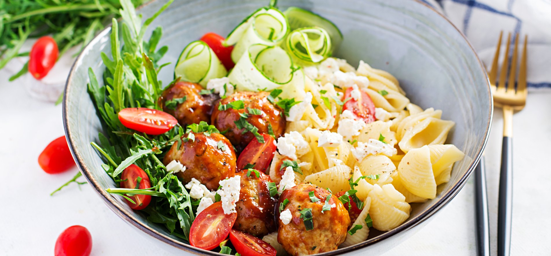 Овощной салат с мясными шариками