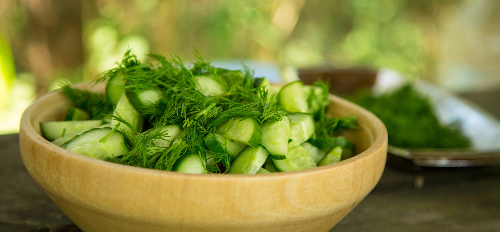 Японский салат из огурцов, зеленого лука и зелени