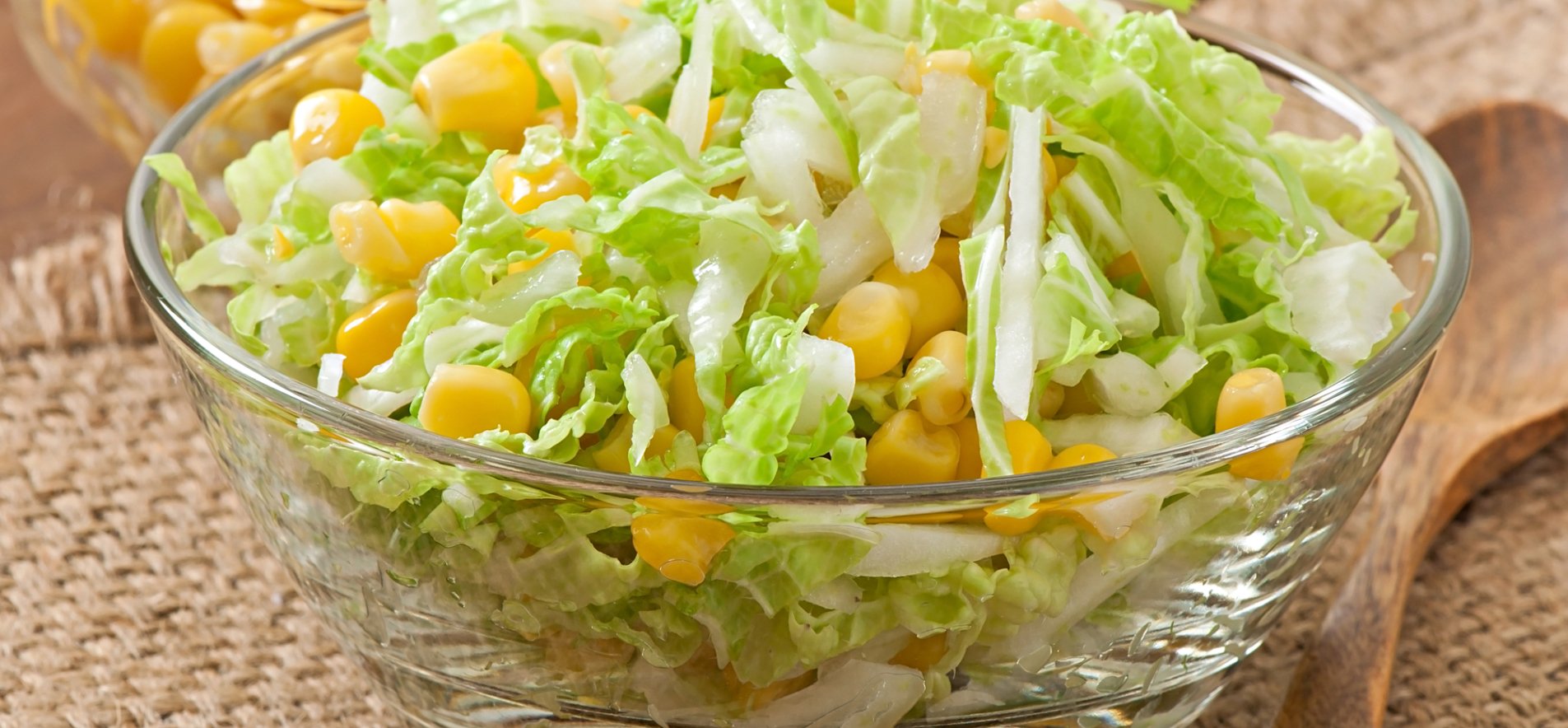 Салат капустой и кукурузой