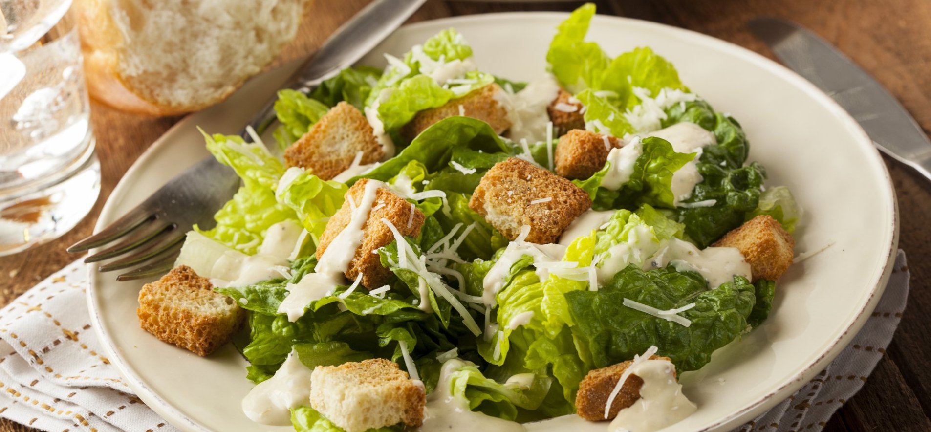Классический салат “Цезарь” с курицей, простой рецепт