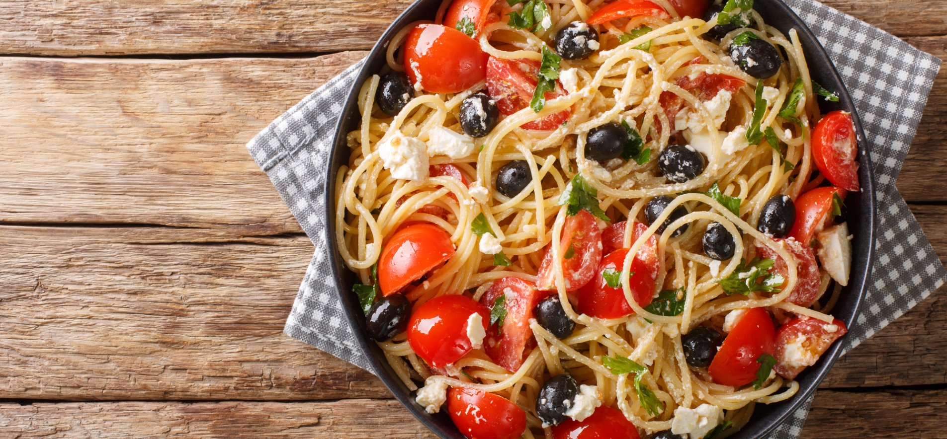 Теплый салат со спагетти, помидорами и сыром