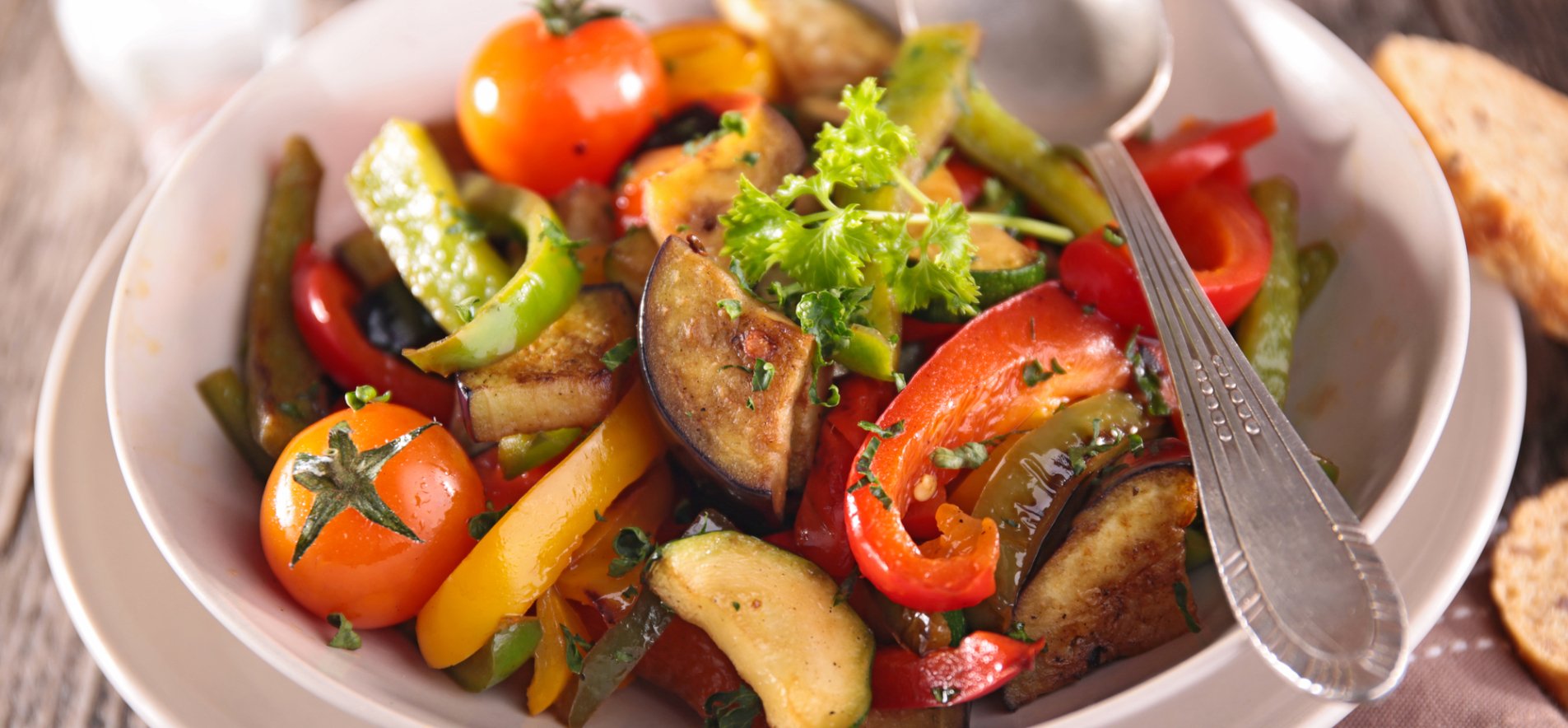 Салат з овочами гриль і сиром