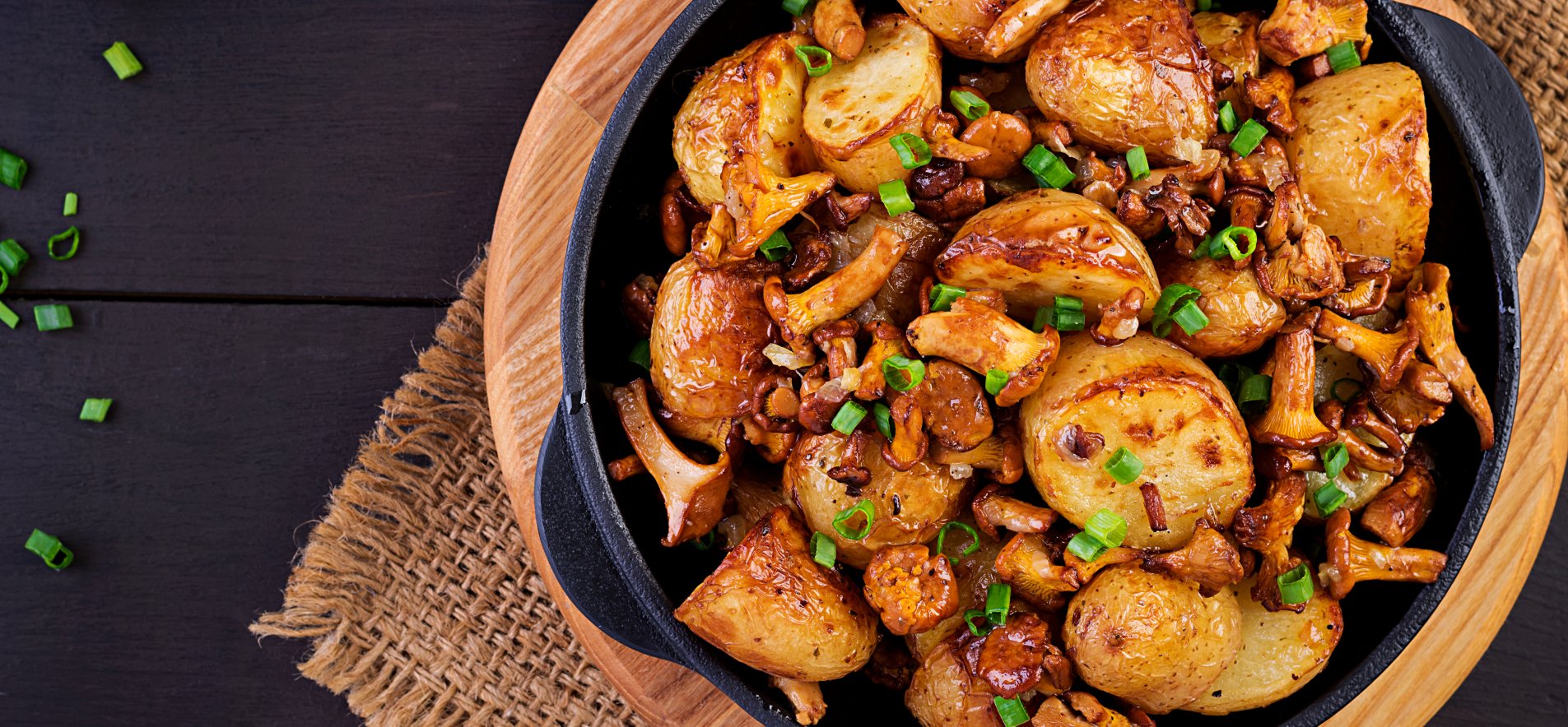 7 способов приготовить картошку с грибами на сковороде и в духовке - Лайфхакер