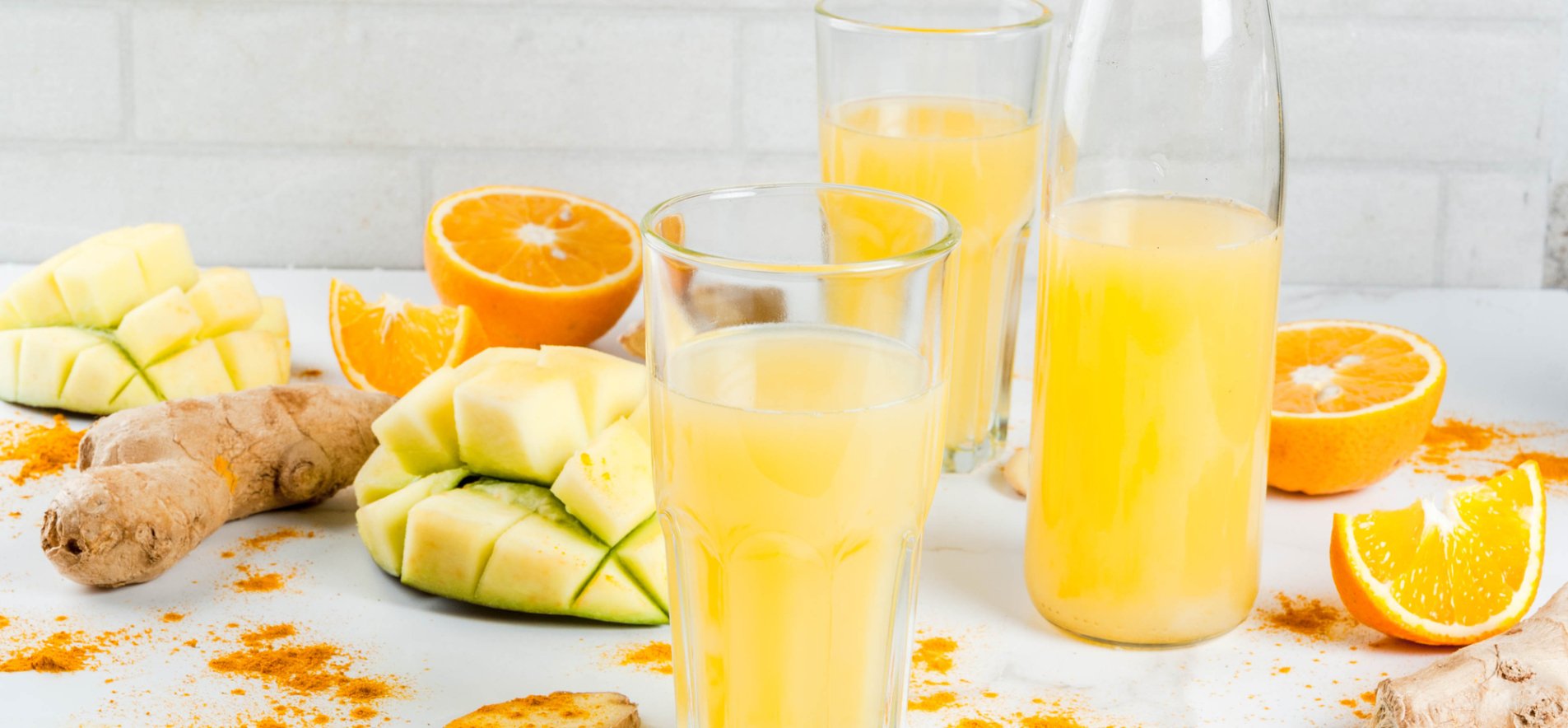 Коктейль с манго, имбирем и апельсином.